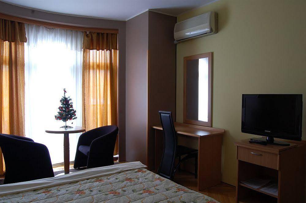 Voyager Bed & Breakfast Novi Sad Exteriör bild